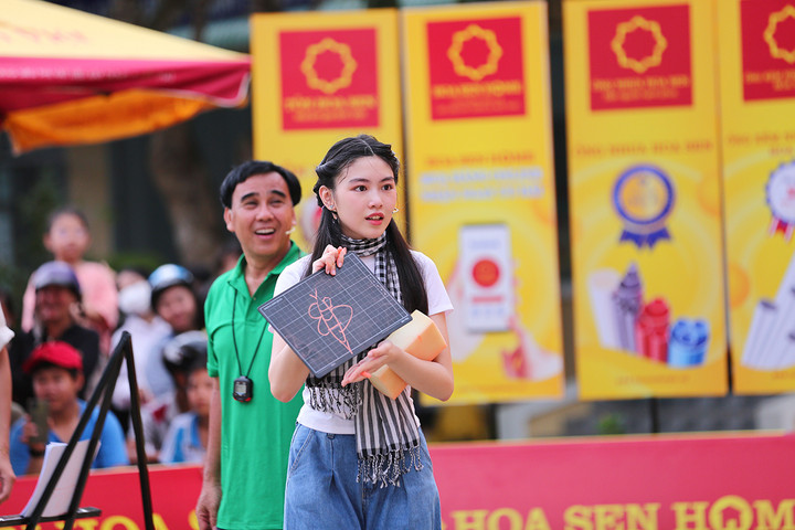 Lọ Lem cố gắng thực hiện các thử thách để đem giải thưởng tặng người nghèo.