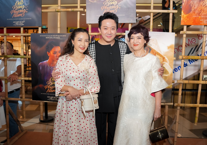 NSND Lê Khanh và diễn viên Khánh Huyền cùng Trấn Thành - diễn viên và nhà đầu tư phim - chụp ảnh kỷ niệm.