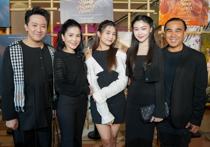 Gia đình nghệ sĩ Quyền Linh đến ủng hộ đoàn phim.