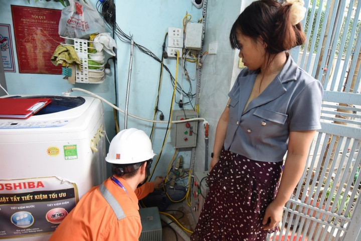 EVNHANOI kiểm tra và tư vấn cách đấu nối điện đảm bảo an toàn và PCCC.