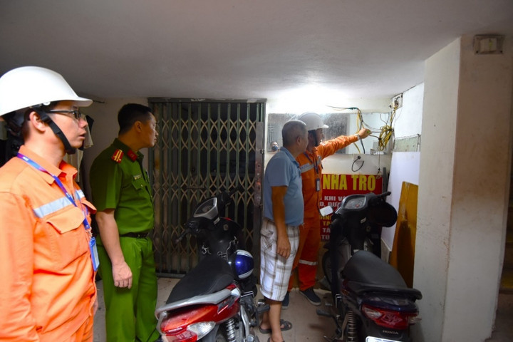 EVNHANOI khuyến cáo những nguy cơ mất an toàn từ hệ thống dây dẫn được đấu nối không đúng kỹ thuật.