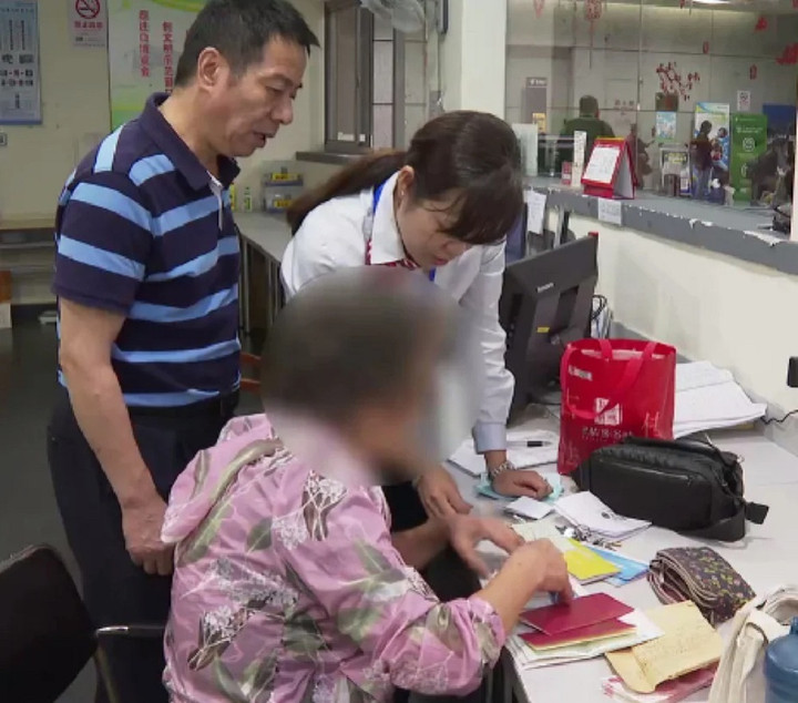 Bà Tôn vui mừng khi nhận lại được những đồ vật có giá trị. (Ảnh: Douyin)