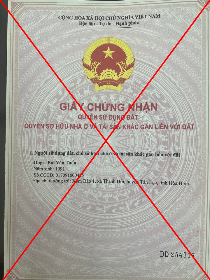 Giấy chứng nhận quyền sử dụng đất được Tuấn thuê người làm giả. (Ảnh: Công an Hoà Bình).
