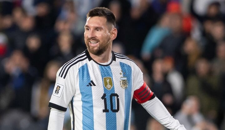 Lionel Messi cùng đội tuyển Argentina đối đầu Uruguay, Brazil trong tháng 11.