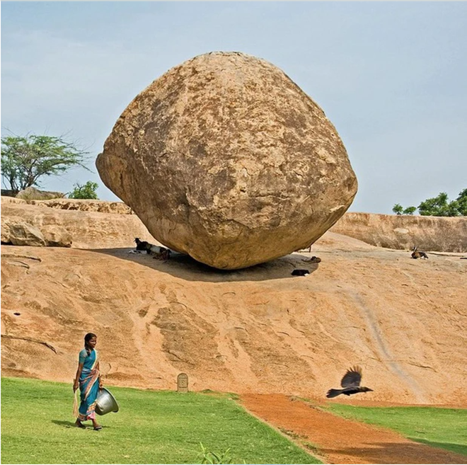 Tảng đá này nặng hơn 250 tấn, cao 6m và có đường kính 5m, nằm trên sườn đồi dốc 45 độ. (Ảnh: The Epoch Times)