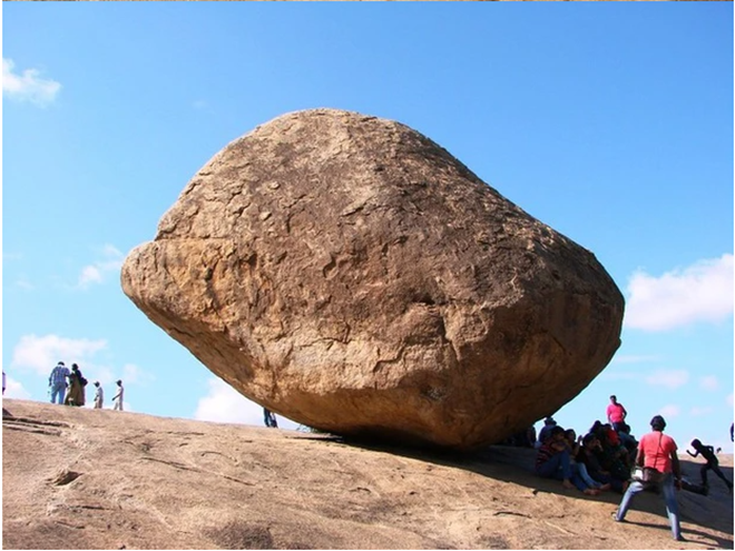 Tảng đá này nằm thăng bằng trên bề mặt tiếp xúc rất nhỏ với sườn đồi. (Ảnh: The Epoch Times)