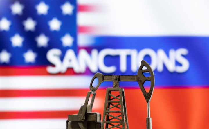 Mỹ áp đặt những lệnh trừng phạt đầu tiên với các chủ tàu vi phạm quy định về mức giá trần dầu Nga. (Ảnh: Reuters)