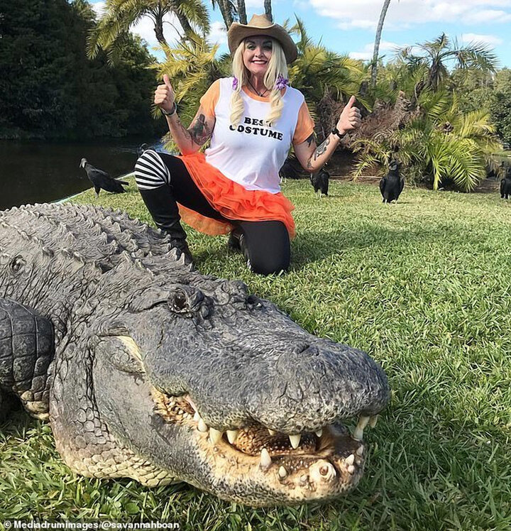 Savannah Boan cùng người bạn thân nhất Blackwater - người mà cô cho rằng có tính cách tốt nhất trong số những con cá sấu mà cô ấy từng gặp. (Ảnh: @AFP)