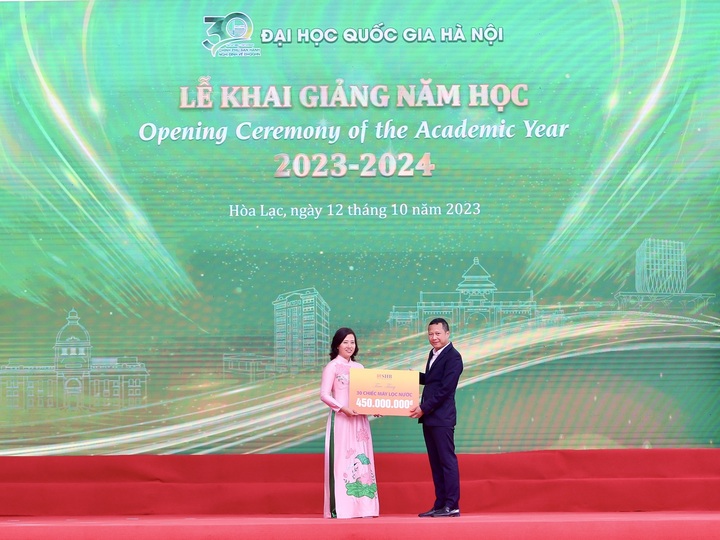 Ông Đỗ Đức Hải - Phó Chủ tịch HĐQT kiêm Phó Tổng Giám đốc SHB đại diện ngân hàng trao tặng 30 máy lọc nước và 50 ghế đặt tại khuôn viên nhà trường và ký túc xá.