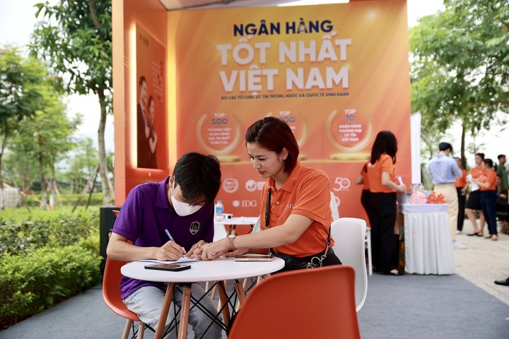 SHB triển khai gian hàng tư vấn, giới thiệu sản phẩm nhằm mang tới những sản phẩm, dịch vụ và nhiều phần quà, ưu đãi hấp dẫn dành cho các thầy, cô, cán bộ nhân viên và sinh viên nhà trường.