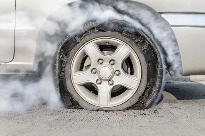 Làm gì để tránh ô tô nổ lốp khi đang di chuyển?