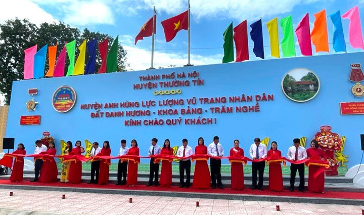 Các đại biểu cắt băng khánh thành Dự án cải tạo, chỉnh trang phía Tây nút giao Khê Hồi. (Ảnh: Đỗ Minh)