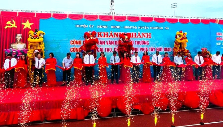 Các đại biểu cắt băng khánh thành Dự án xây dựng Sân vận động Phủ Thường. (Ảnh: Đỗ Minh)