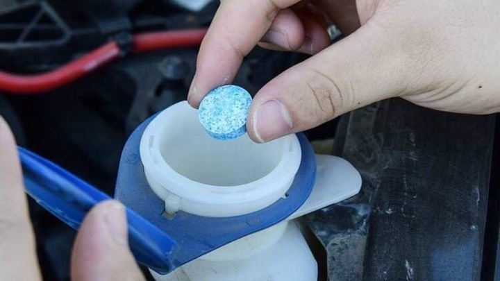 Viên sủi rửa kính ô tô được nhiều tài xế tin dùng. (Ảnh minh họa).