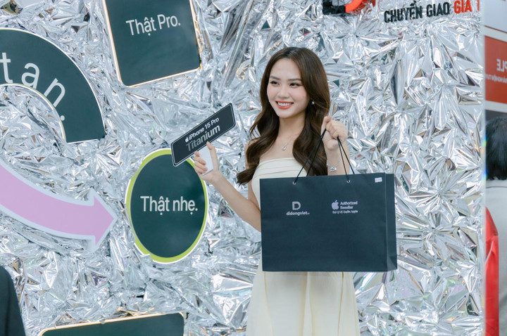 Hoa Hậu Mai Phương lên đời iPhone 15 Pro Max tại Di Động Việt.