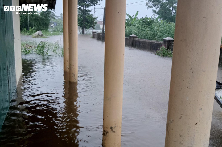 Nhiều nơi ở xã Phong Hiền (huyện Phong Điền) đang ngập sâu