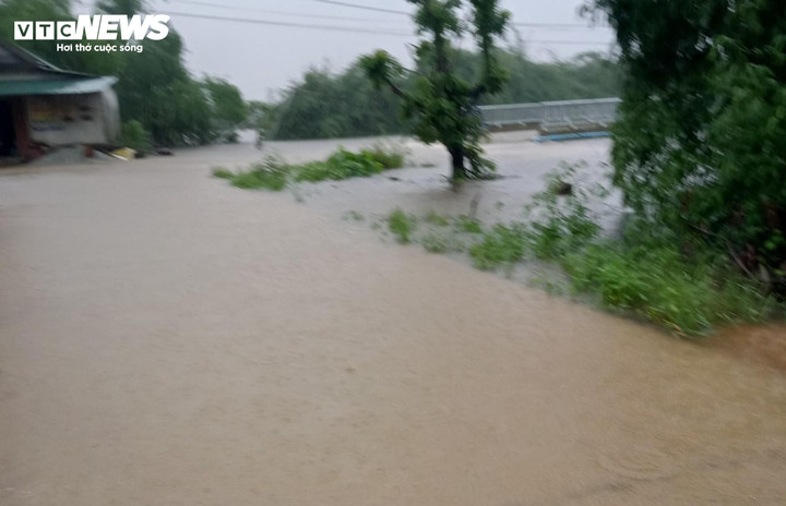 Mưa trắng trời khiến đường làng vùng thấp trũng ở huyện Phong Điền (Thừa Thiên - Huế) biến thành sông