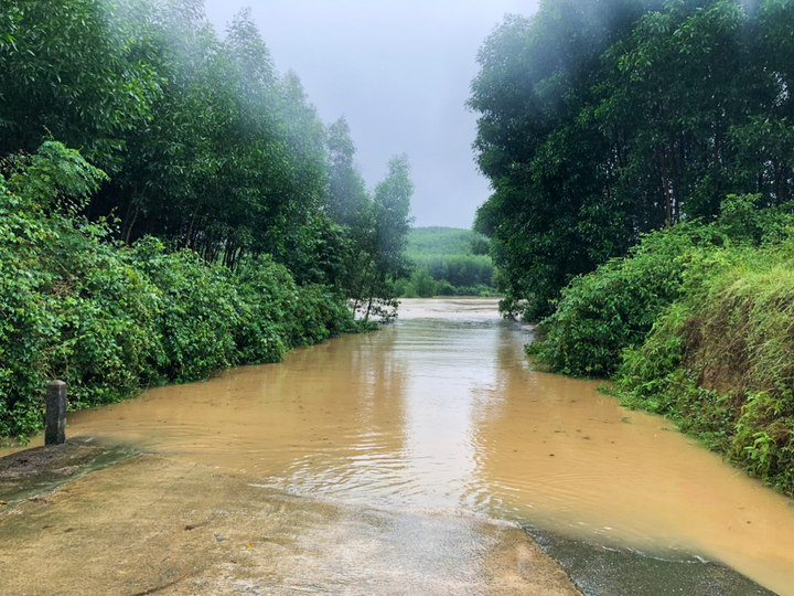 Hà Tĩnh: Mưa lớn nhiều tuyến đường bị sạt lở, ngập sâu trong nước - 6