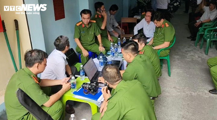 Đoàn kiểm tra liên ngành đang làm việc với chủ ngôi nhà 5 tầng, tự ý ngăn 125 hộp ngủ cho thuê.