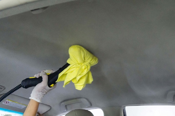 Sử dụng máy hút bụi buộc khăn mềm để vệ sinh trần nỉ ô tô, tránh gây trầy xước.
