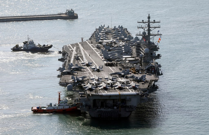 Tàu sân bay USS Ronald Reagan của Mỹ cập cảng Busan, Hàn Quốc, ngày 12/10. (Ảnh: ABC News)