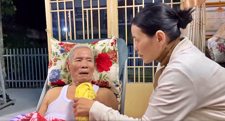 Từ khi ông Hùng bệnh, phải nằm liệt giường, chị Thúy Lan luôn bên cạnh, chăm sóc, trò chuyện với ông. (Ảnh: NVCC)