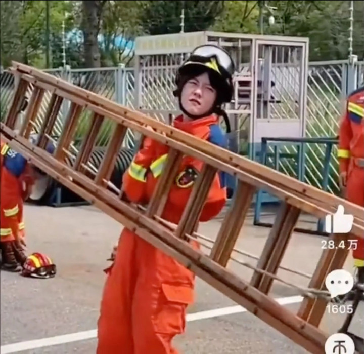 Chizao đã nghĩ đến việc bỏ dở giữa chừng khóa huấn luyện lính cứu hỏa kéo dài một ngày vì quá sức. (Ảnh: Toutiao)