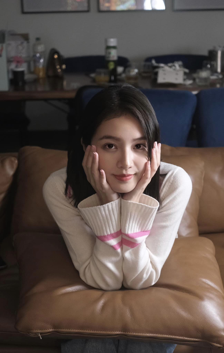 Nữ diễn viên có vẻ ngoài thu hút không kém hoa hậu. Cô bén duyên với dự án "Đất rừng Phương Nam" một cách tình cờ khi biết thông tin tuyển chọn diễn viên trên mạng xã hội. Sau khi thử sức, Bích Ngọc đã được nhận vai.