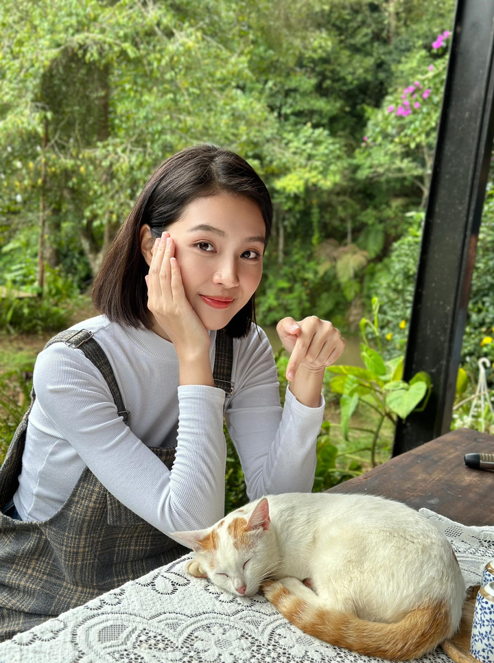 Trên trang cá nhân, Bích Ngọc thường xuyên đăng tải hình ảnh đời thường giản dị nhưng vô cùng xinh đẹp.