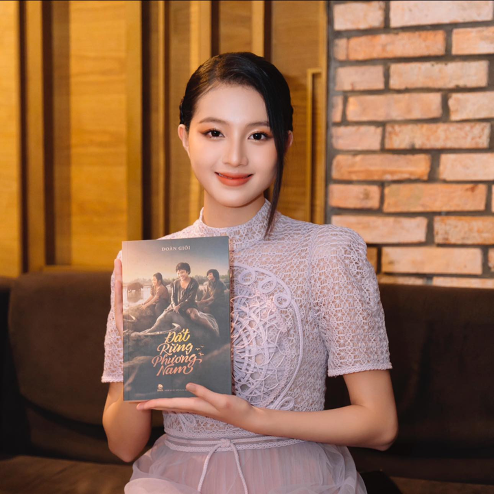 Bích Ngọc sinh năm 1997, từng được biết đến là hot girl Đại học Ngoại thương Hà Nội. Vì yêu thích nghề diễn nên cô đã đi theo con đường nghệ thuật.