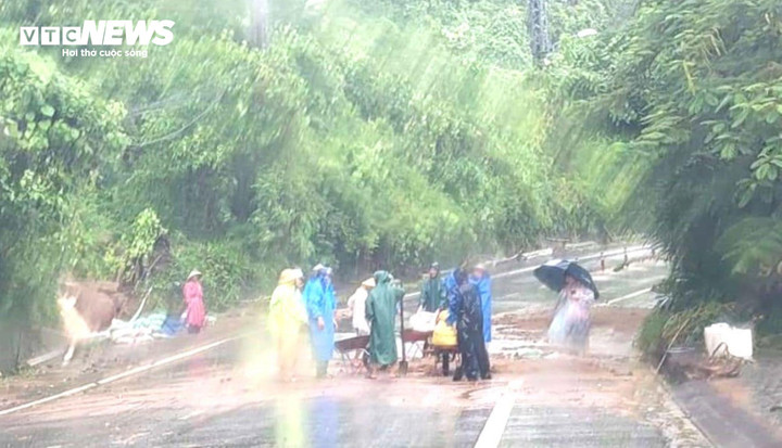 Tuyến đường lên bán đảo Sơn Trà sạt lở đất đá trong sáng 14/10.