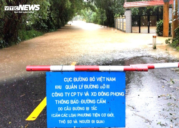 Quốc lộ 14G ngập sâu buộc cơ quan chức năng phải cấm đường nhằm đảm bảo an toàn cho người và phương tiện.