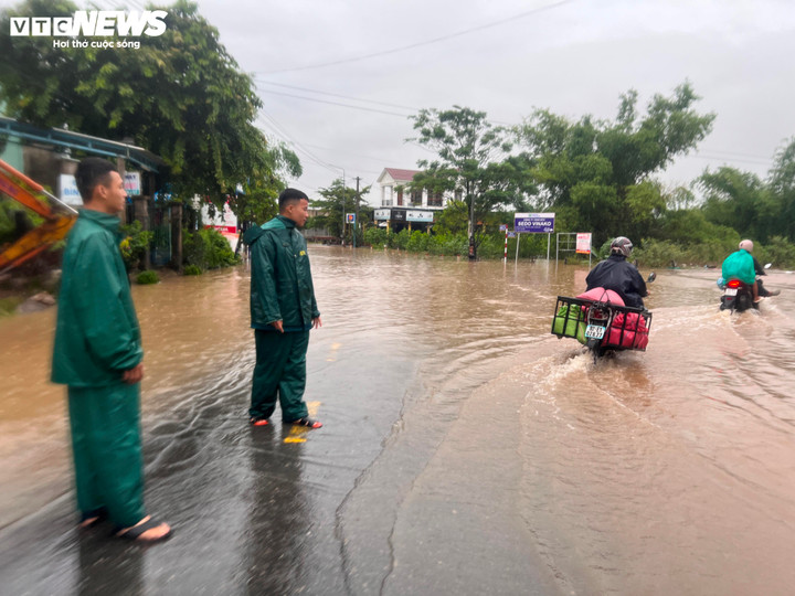 Lực lượng dân quân tự vệ có mặt từ sáng sớm để điều phối và hướng dẫn các phương tiện di chuyển hướng khác. Theo người dân địa phương, nước mưa kết hợp nước dưới sông băng lên đường từ chiều tối qua.