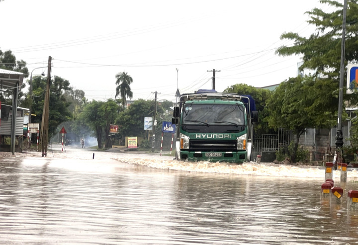 Mưa lớn từ tối qua đến sáng nay (14/10) khiến một số đoạn đường trên Quốc lộ 14H qua xã Duy Sơn, huyện Duy Xuyên chìm trong biển nước, có đoạn ngập sâu gần 1m.