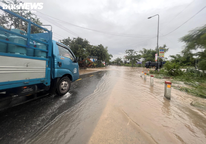 Một số đoạn, nước đang tràn lên mặt đường.