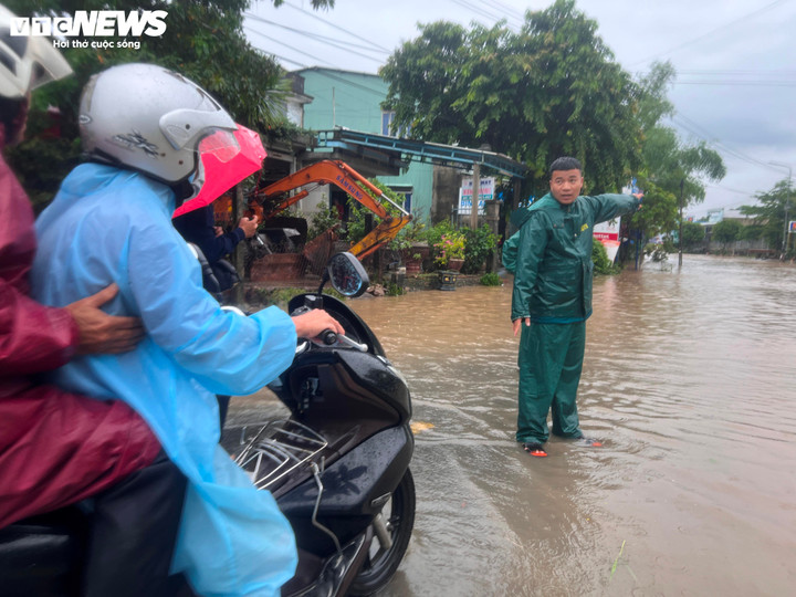 Tại thôn Kiệu Châu (xã Duy Sơn), nước ngập sâu gần 1m, kéo dài khoảng 100m khiến nhiều phương tiện như xe máy, ô tô gặp khó khăn trong việc di chuyển.