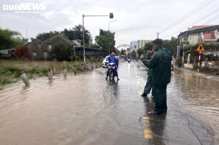 Trước mực nước đang dâng cao, nhiều người e ngại và phải quay đầu xe tìm hướng đi khác.