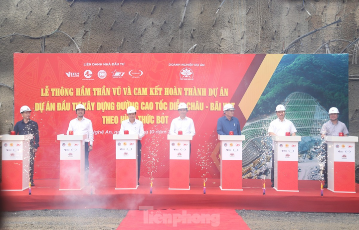 Theo Công ty CP đầu tư Phúc Thành Hưng (Doanh nghiệp dự án), hai mũi đào từ đường bắc và nam của hầm bên phải, tính theo hướng Bắc - Nam đã hợp long với độ chính xác tuyệt đối. Việc thông hầm có ý nghĩa quan trọng, sau thời điểm này công tác điều phối nhân sự, phương tiện, vật tư vật liệu có thể đi xuyên qua hầm mà không phải di chuyển bằng đường công vụ, góp phần đẩy nhanh tiến độ thi công hầm Thần Vũ cũng như toàn dự án cao tốc. Trong ảnh: Các đại biểu thực hiện nghi thức thông hầm Thần Vũ.