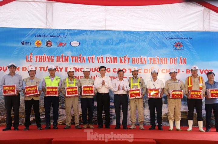 Bộ Giao thông Vận tải và tỉnh Nghệ An tặng quà cho các đơn vị thi công có thành tích xuất sắc.