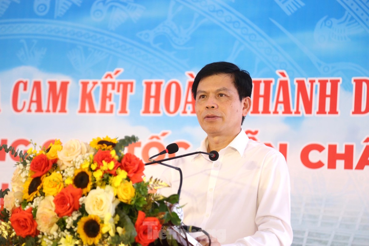 Phát biểu tại buổi lễ, Thứ trưởng Bộ GTVT Lê Anh Tuấn chúc mừng và ghi nhận tỉnh Nghệ An, các doanh nghiệp, đơn vị thi công đã thông được hầm Thần Vũ - hạng mục quan trọng nhất trên dự án cao tốc Diễn Châu - Bãi Vọt. “Việc thông hầm chỉ là một cột mốc của cả dự án, thời gian tới, Bộ GTVT mong muốn tỉnh Nghệ An, các doanh nghiệp thi công nỗ lực vượt khó, đưa dự án cao tốc Diễn Châu - Bãi Vọt về đích đúng tiến độ”, Thứ trưởng Lê Anh Tuấn nhấn mạnh.