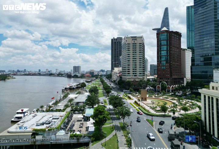 Chủ tịch UBND TP.HCM đề nghị Quận 1 sớm triển khai kinh tế dịch vụ, kinh tế đêm, gắn với đề án chỉnh trang khu vực trung tâm.