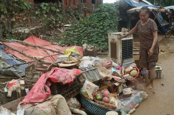 Người dân thị trấn Tân Lạc, huyện Quỳ Châu vớt vát tài sản còn lại sau mưa lũ.