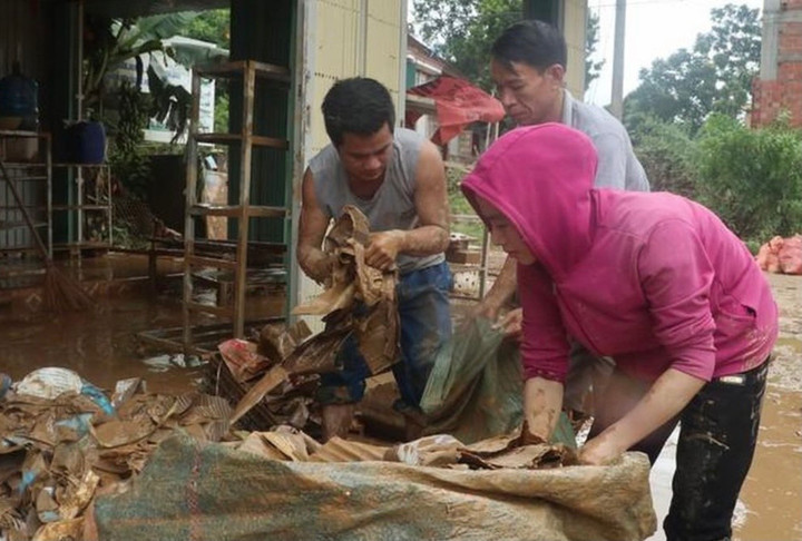 Ước tính tổng thiệt hại mưa lũ gây ra cho huyện Quỳ Châu hơn 177 tỷ đồng. Trong ảnh: Người dân Quỳ Châu dọn dẹp nhà cửa do mưa lũ vùi lấp.