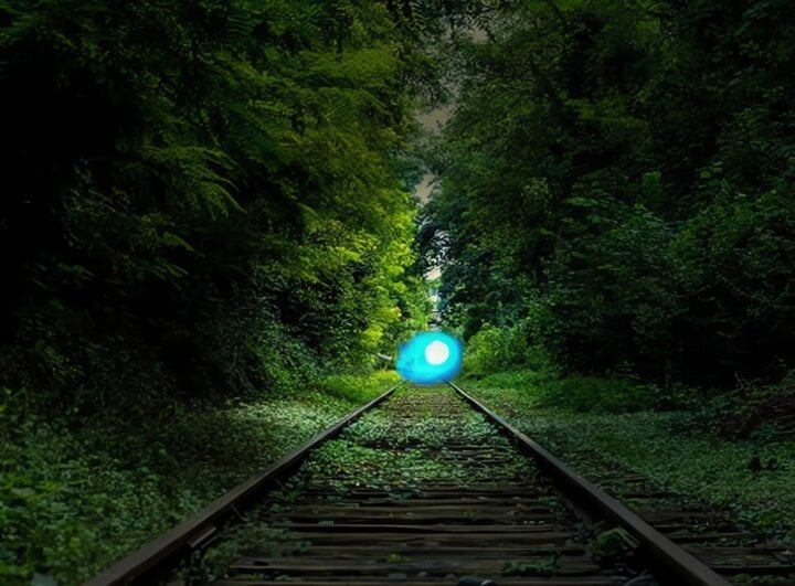 Khối sáng xuất hiện phía trên đường ray xe lửa ở Gurdon, Arkansas là dị tượng đặc biệt. Nó xuất hiện thường xuyên, trở nên quen thuộc với người địa phương. Có quá nhiều truyền thuyết và những câu chuyện ma quái xoay quanh khối sáng này. Nào là chuyện một công nhân đường sắt bị đoàn tàu đang chạy tới đâm phải Người ta cho rằng ánh sáng chính là linh hồn người công nhân ở dọc đường ray xe lửa. Theo các nhà khoa học, ánh sáng này có thể được tạo ra bởi các phản ứng điện từ do ma sát giữa đường ray với lớp tinh thể thạch anh nằm dưới mặt đất. (Ảnh: Google)