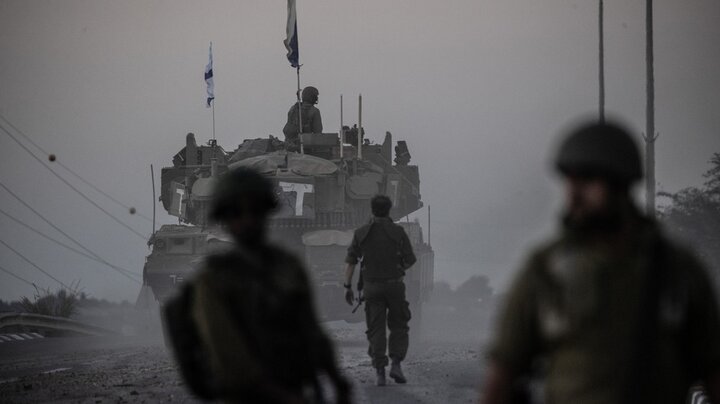 Xe tăng Israel di chuyển trong thời tiết sương mù gần biên giới Gaza ngày 12/10. (Ảnh: Getty Images)