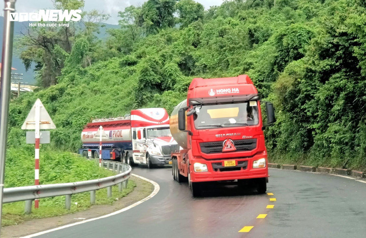 Cơ quan chức năng cho thông xe đèo Hải Vân sau khi sự cố sạt lở được khắc phục.