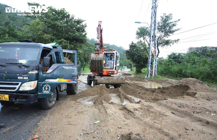 Đất đá tràn xuống tuyến đường lên bán đảo Sơn Trà, Đà Nẵng.