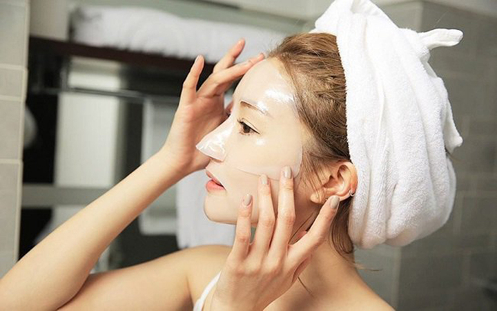Không nên sử dụng tẩy da chết dạng hạt khi da bị mụn.