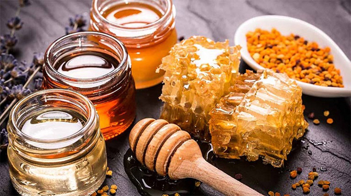 Mặt nạ bột nghệ và mật ong rất hiệu quả để giảm mụn và làm trắng da.