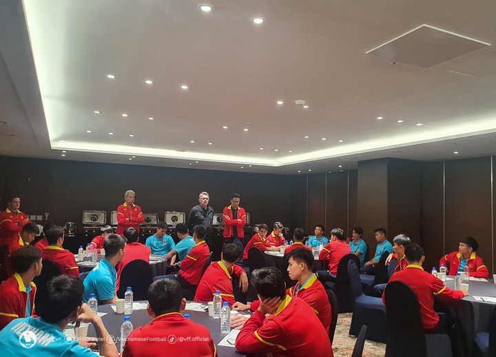 HLV Troussier phổ biến lịch trình hoạt động cho toàn đội khi tới khách sạn.